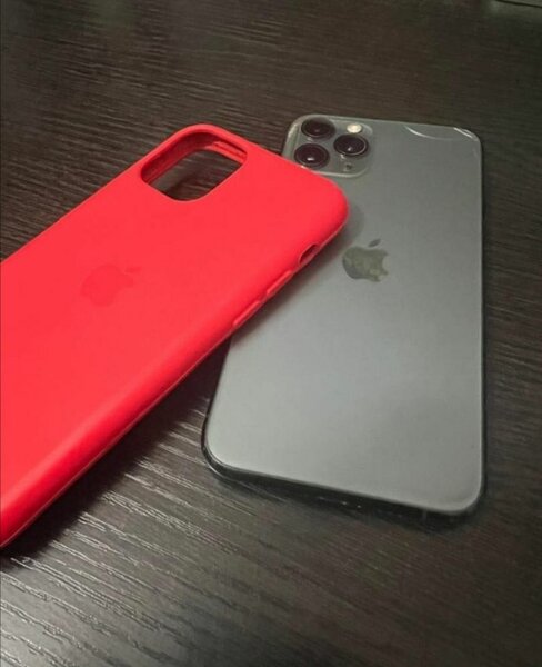 iPhone avec coque rouge