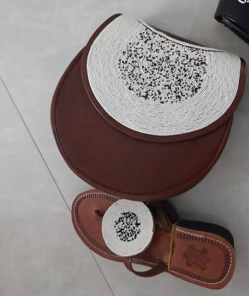 Sac à main en cuir et sandales assorties