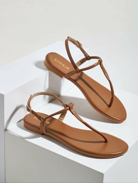 Sandales plates en cuir marron