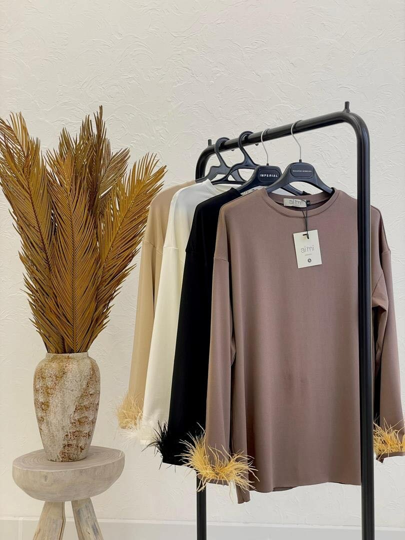 Кофта с перьями