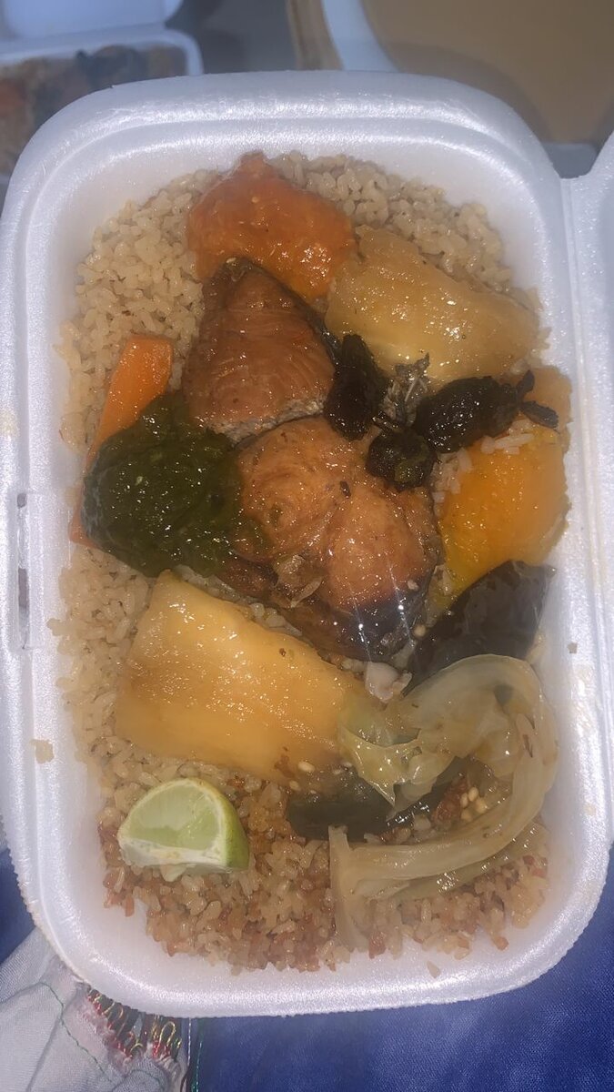 Délicieux plat de riz et poisson