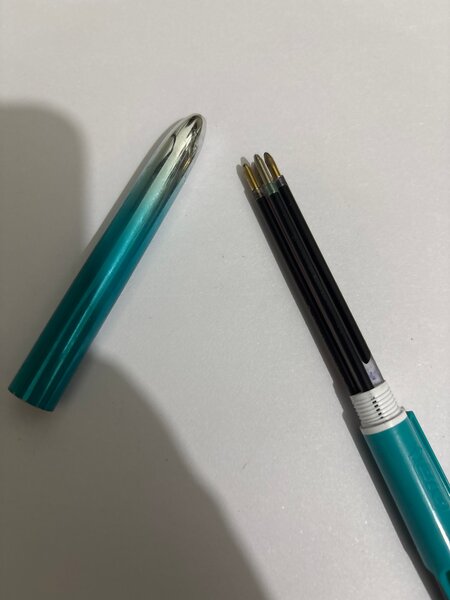 Stylo bille multicolore 4 en 1