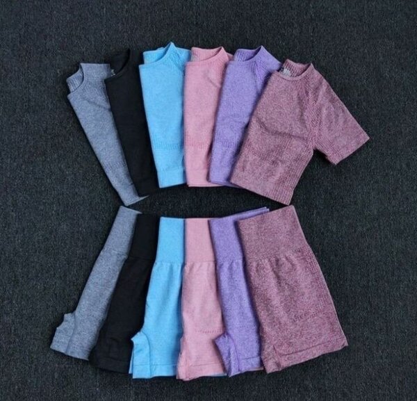 Ensemble short et crop top en maille pour femme