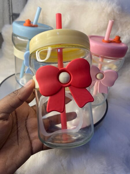 Verres mignons avec pailles