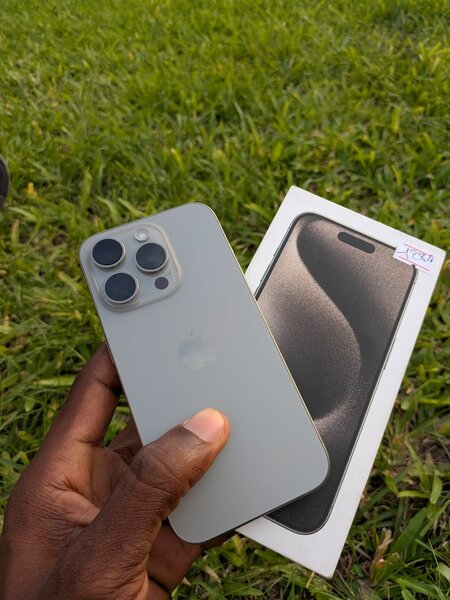 iPhone 15 pro très neuf