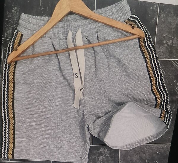 Shorts homme gris avec bandes latérales