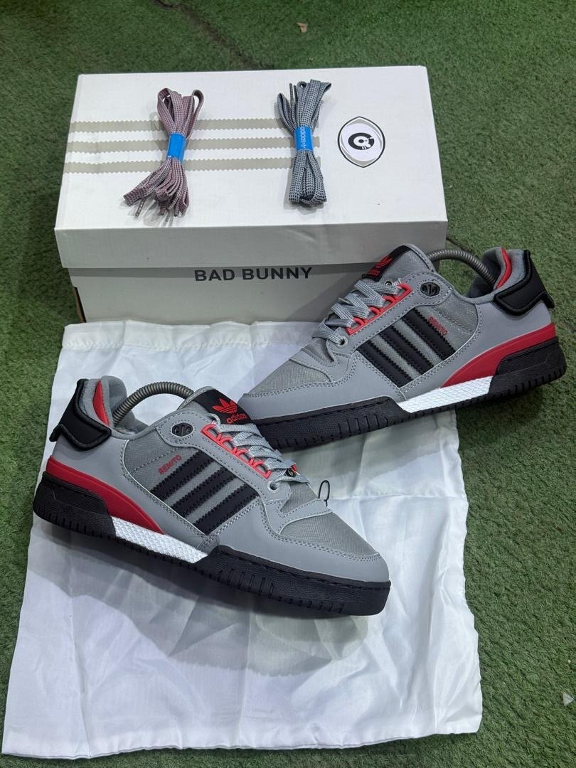 Chaussures Adidas grises et rouges