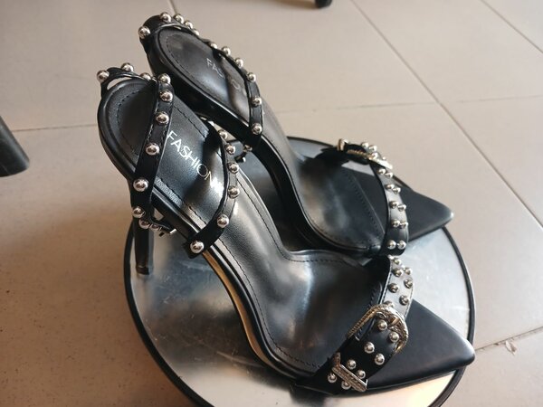 Sandales à talons cloutées élégantes