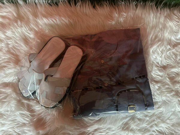 Sandales et robe grise élégantes