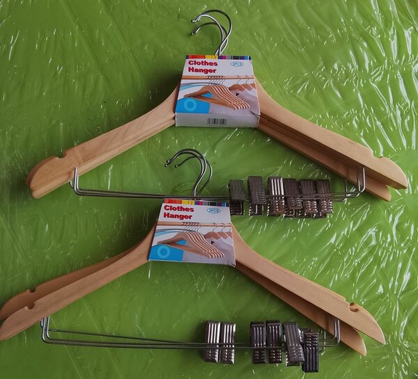 Cintres en bois avec pinces