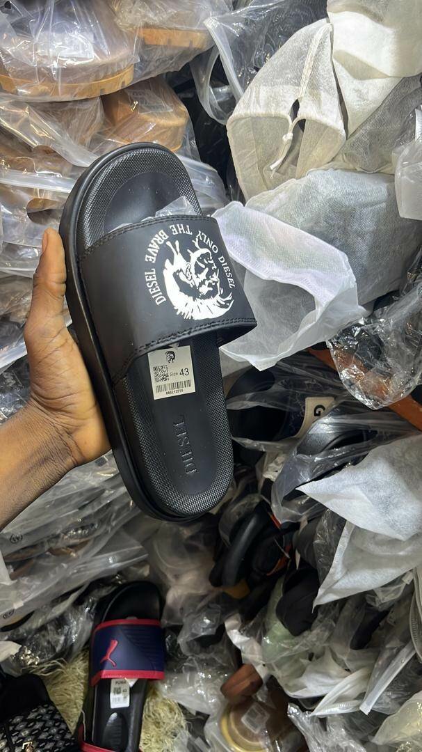 Claquettes noires tendance