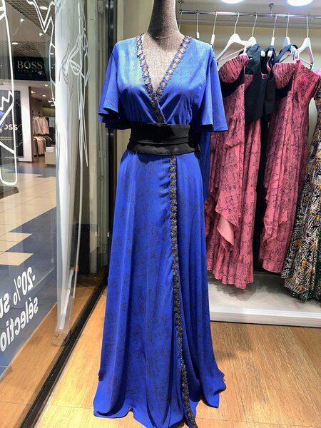 Robe longue élégante ceinturée