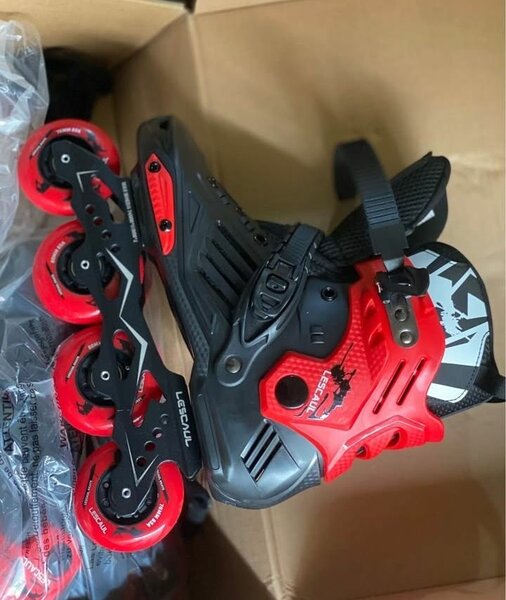 Roller en ligne rapide rouge
