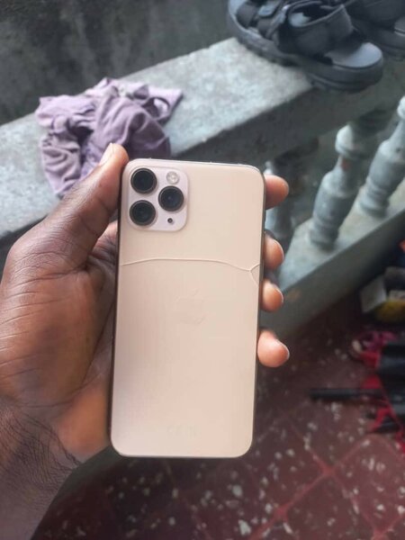 iPhone 11 Pro 64gb avec carton