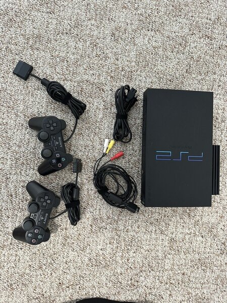 Console PS2 avec 2 manettes et câbles