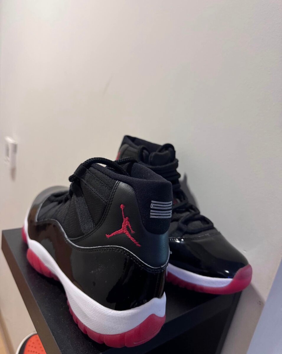 Chaussures Air Jordan 11 rouge et noir