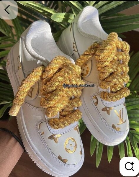 Chaussures blanches avec lacets dorés