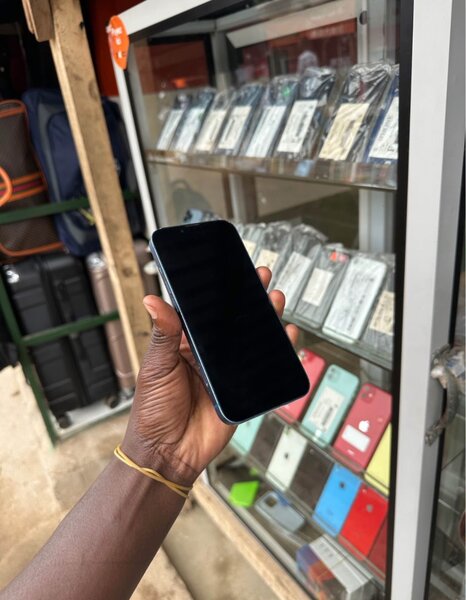 Smartphone bleu dernière génération