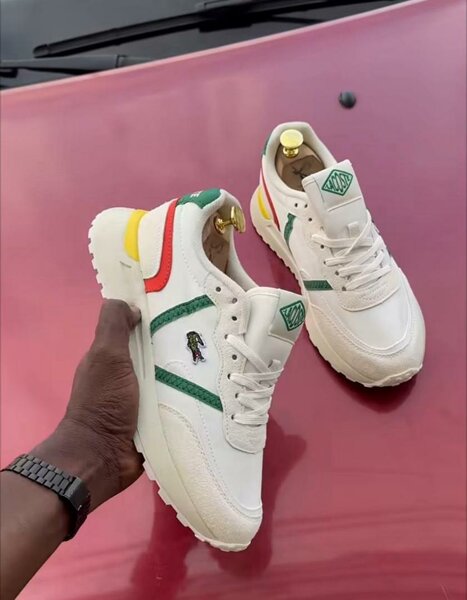 Baskets blanches modernes homme