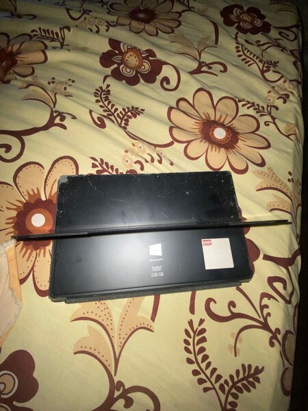 Tablette portable écran fissuré