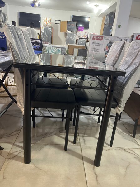 Table de salle à manger en verre avec chaises