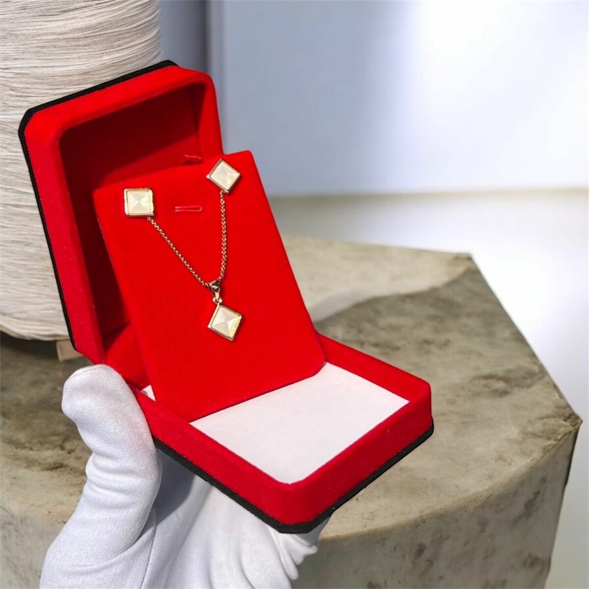 Ensemble collier et boucles d'oreilles en plaqué or