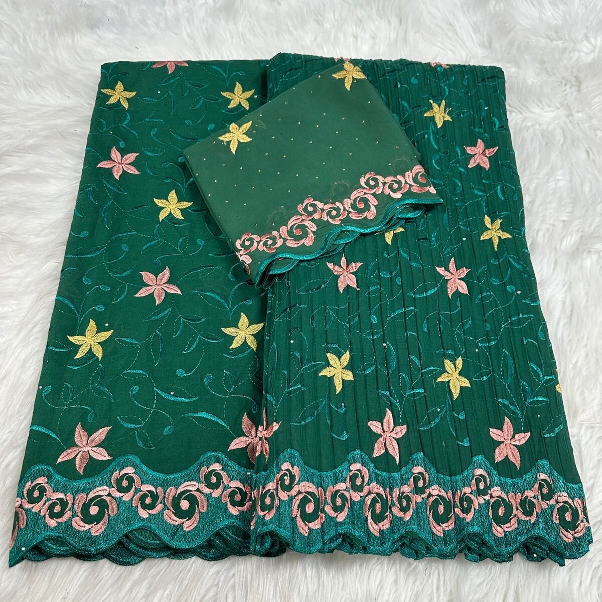 Tissu brodé floral coloré