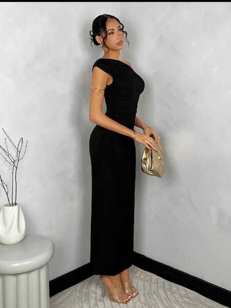 Robe Élégante Noire Asymétrique