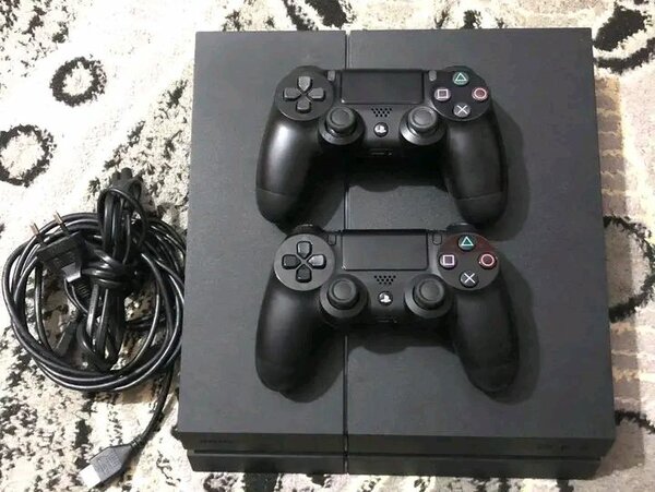 Console PS4 avec 2 manettes
