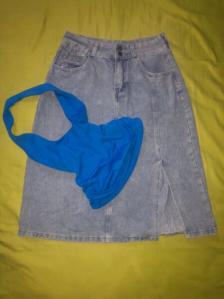 Jupe en jean et haut bleu
