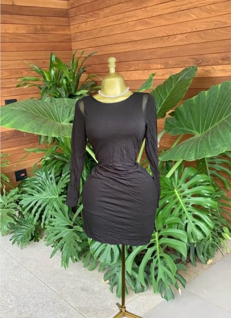 Robe élancée noire élégante