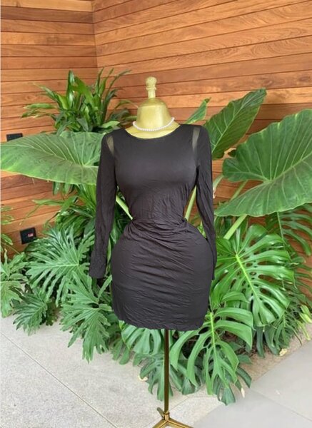 Robe élancée noire élégante