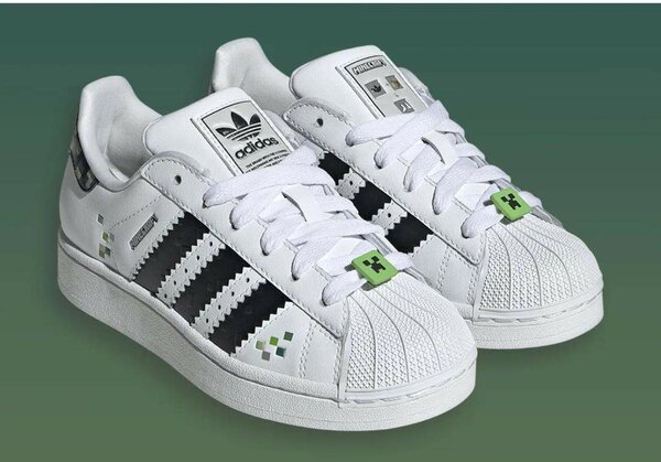 Baskets blanches à rayures noires