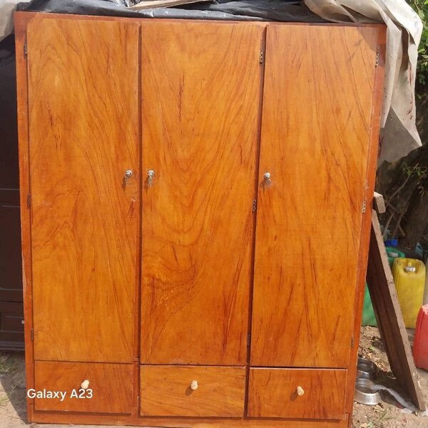 Armoire en bois massif 3 portes