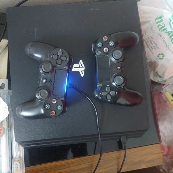 Console PS4 avec deux manettes