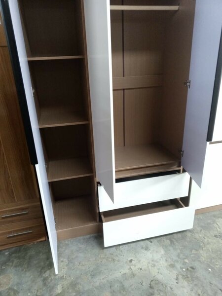 Armoire moderne à portes battantes