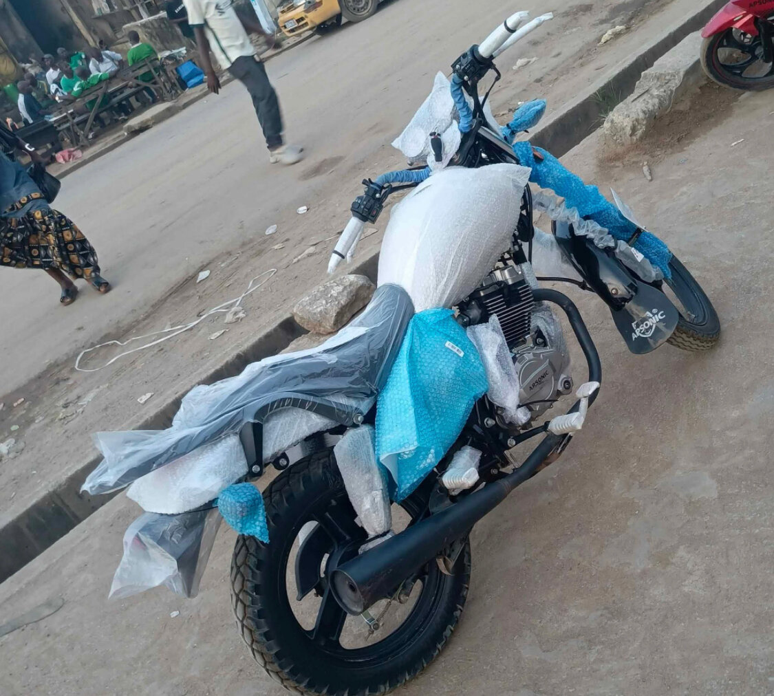 Moto neuve emballée premium