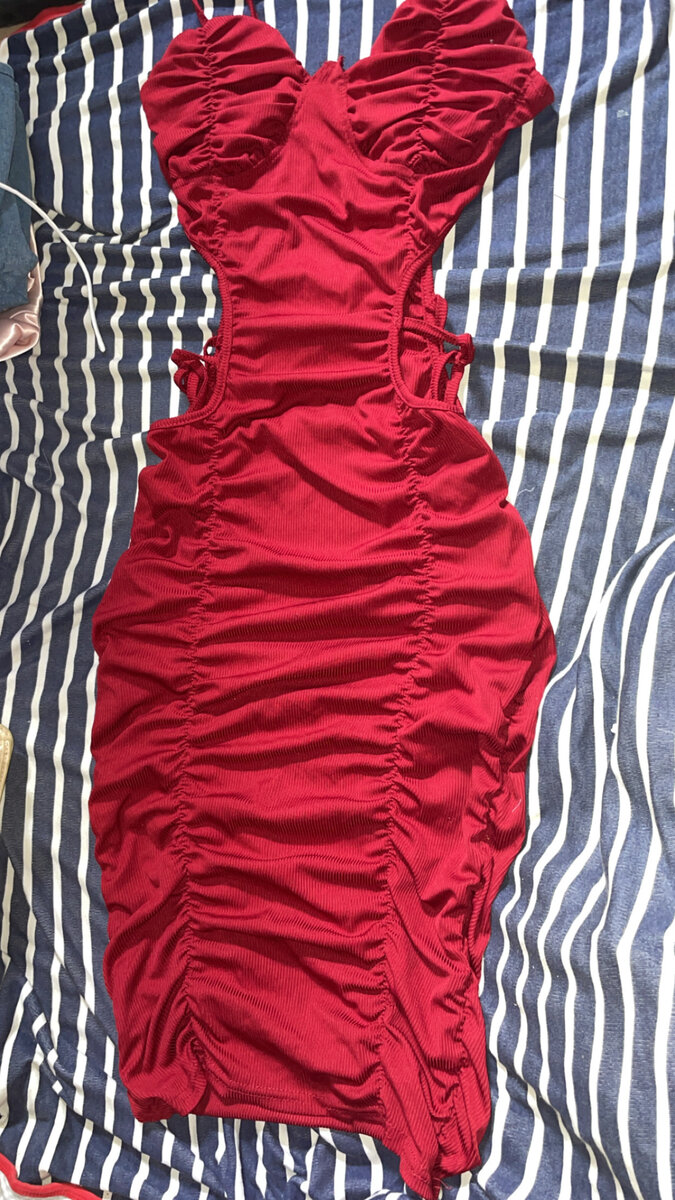 Robe rouge froncée élégante