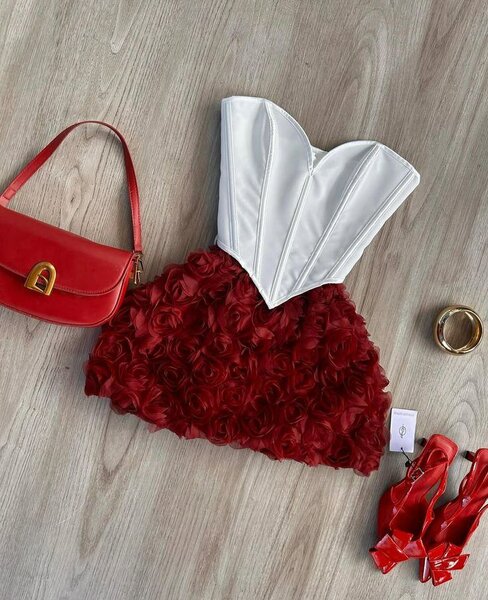 Robe rouge courte en fleurs