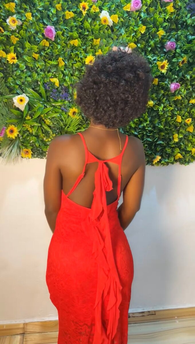 Robe rouge élégante en dentelle