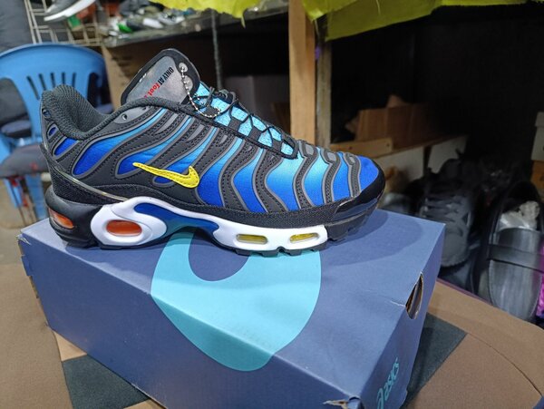 Спортивные кроссовки