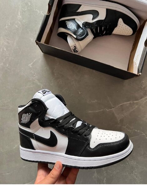 Baskets blanches et noires tendance