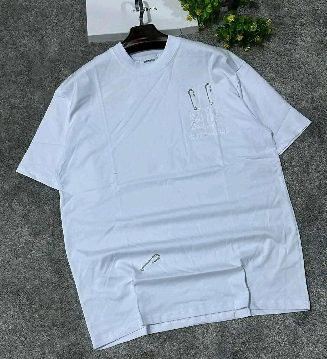 Sweat à capuche marron et T-shirt blanc