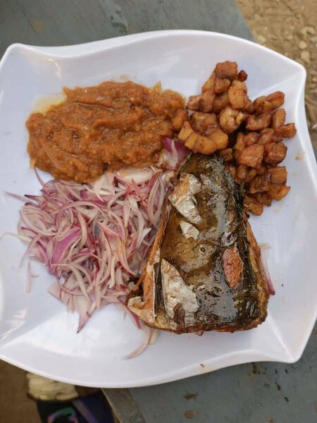 Assiette de poisson frit avec sauce