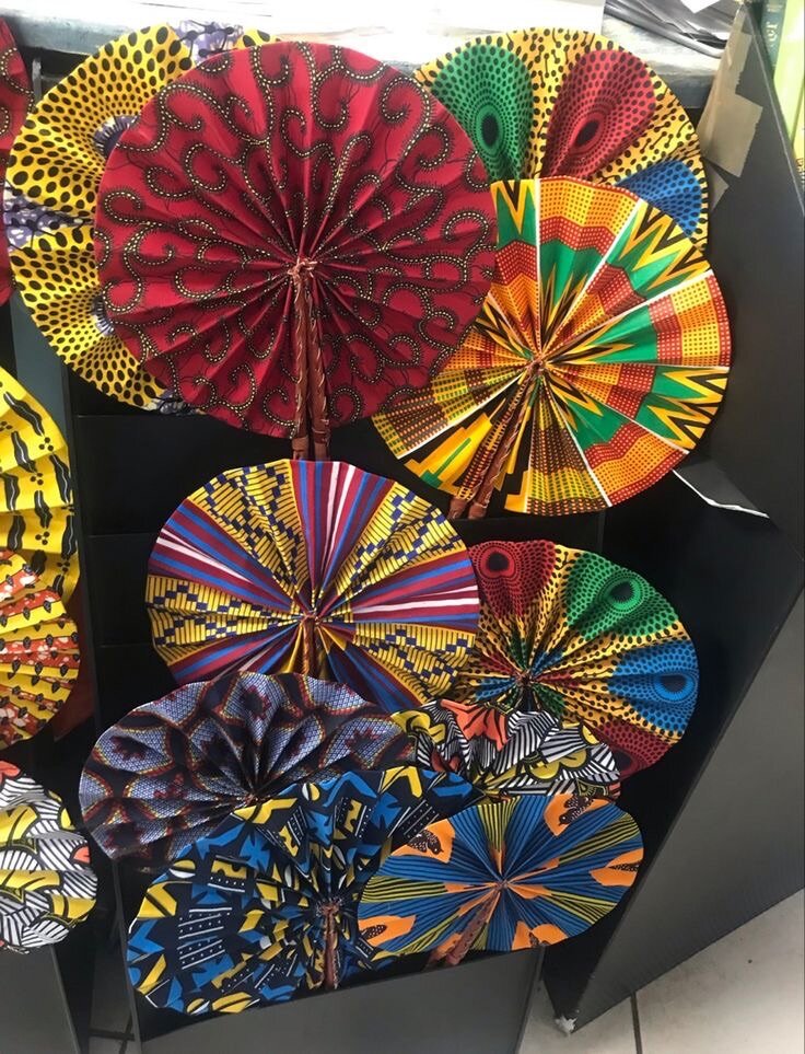 Éventail pliant africain