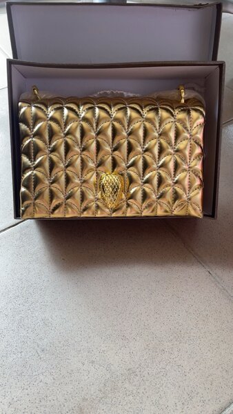 Sac à main doré élégant