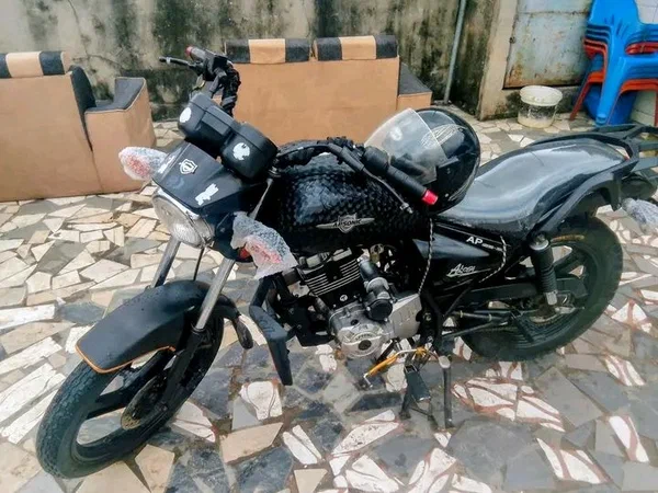 Moto Apsonic sportive noire