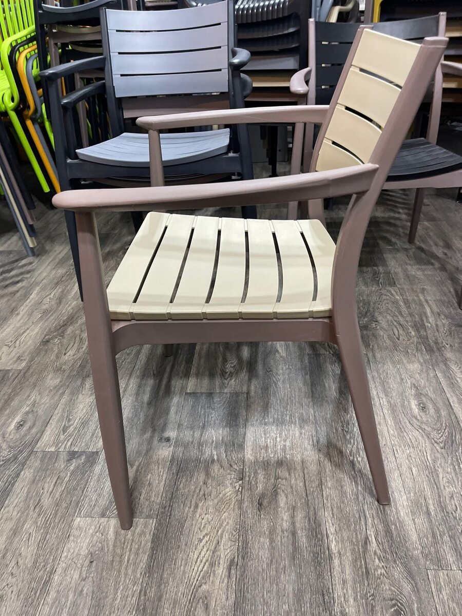 Chaise de jardin en plastique marron