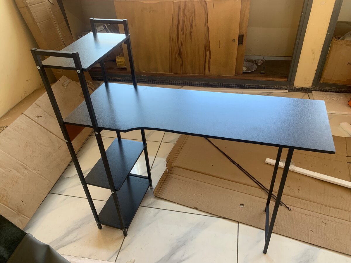 Bureau moderne avec étagères