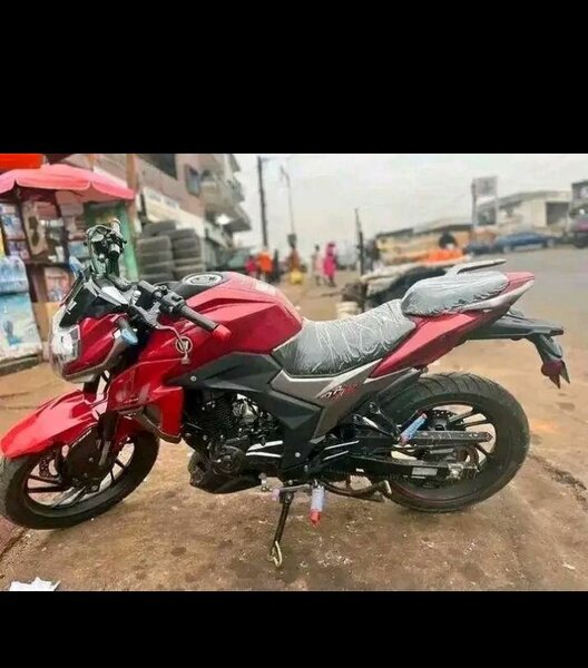 Nouvelle moto Suzuki rouge et verte